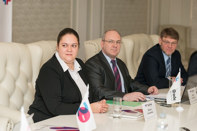 На заседании финансового клуба "Teletrade". Слева направо: Жанна Кулакова, Марк Гойхман и Михаил Грачев