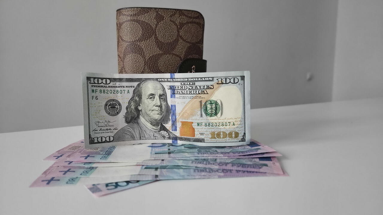 Такого дешевого доллара не видели давно: куда курс двинется дальше? Прогноз по валютам