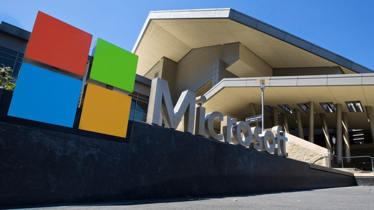 Падение акций Apple вновь сделало Microsoft самой дорогой компанией мира