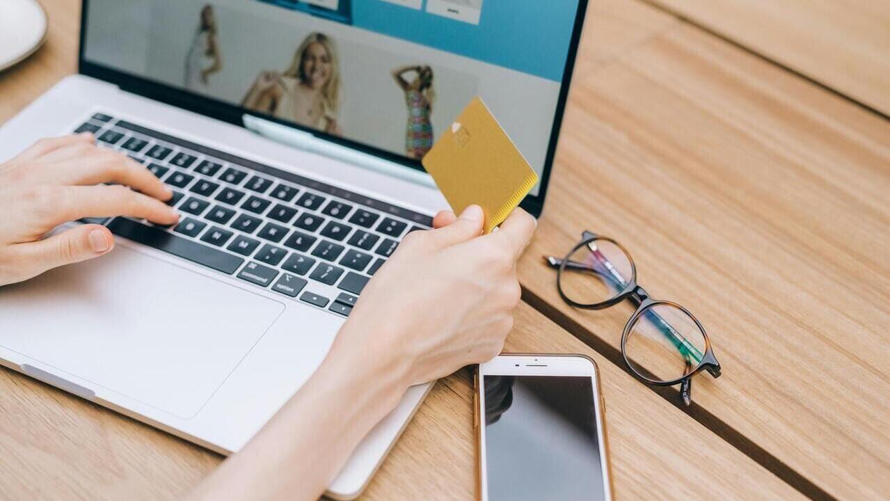 В Беларуси появился новый сервис «Ozon Селект» с вещами топовых брендов