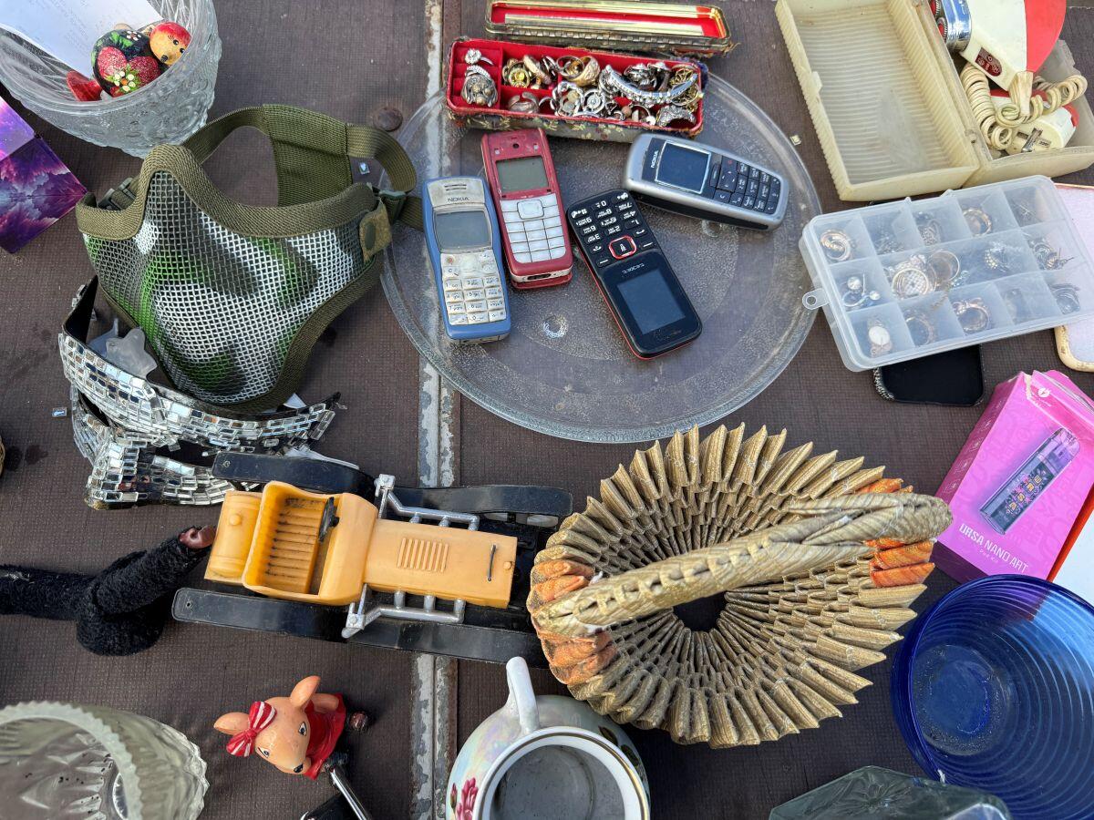 «Аренда стола – 30 рублей, но за день можно ничего и не заработать». Чем живет рынок «Поле чудес»?