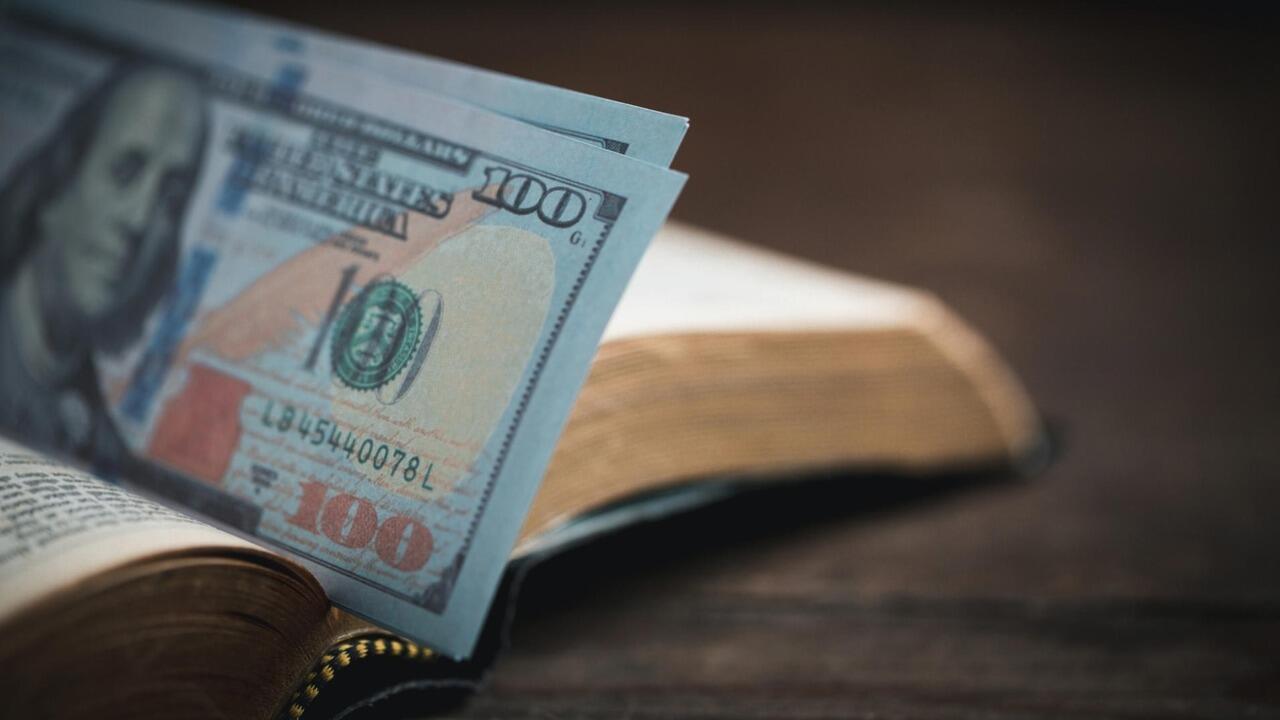 Белоруска хранила доллары в книге — осталась без валюты