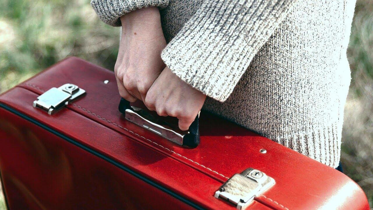 У пассажирки из Беларуси нашли чемодан с деньгами – но потратить их она не сможет