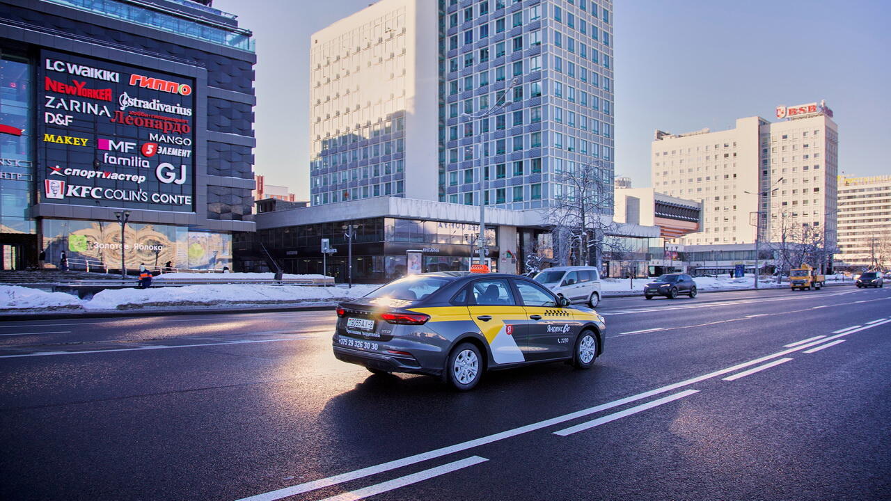 Таксистам повысят выплаты чаевых в ​Яндекс Go: узнали когда и на сколько