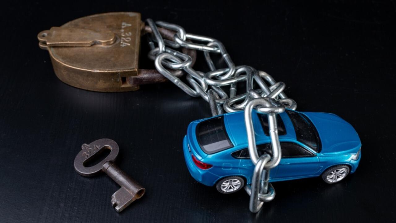 Авто и товар под арестом, 50 тысяч долга: ИП скрывался, но нашла его жена