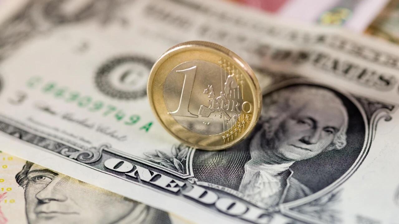 Сколько стоили доллар и евро в феврале? Нацбанк назвал средние курсы