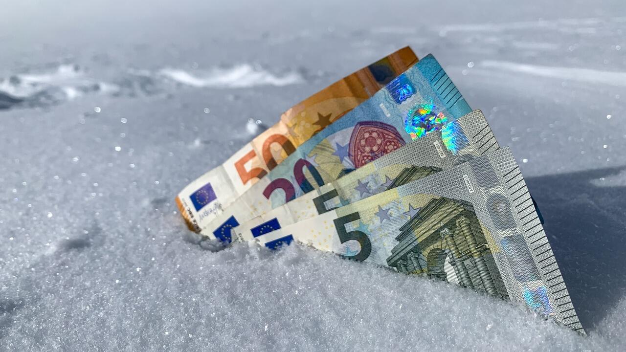 Минчанин откопал в снегу 8000 евро – чья наличка?