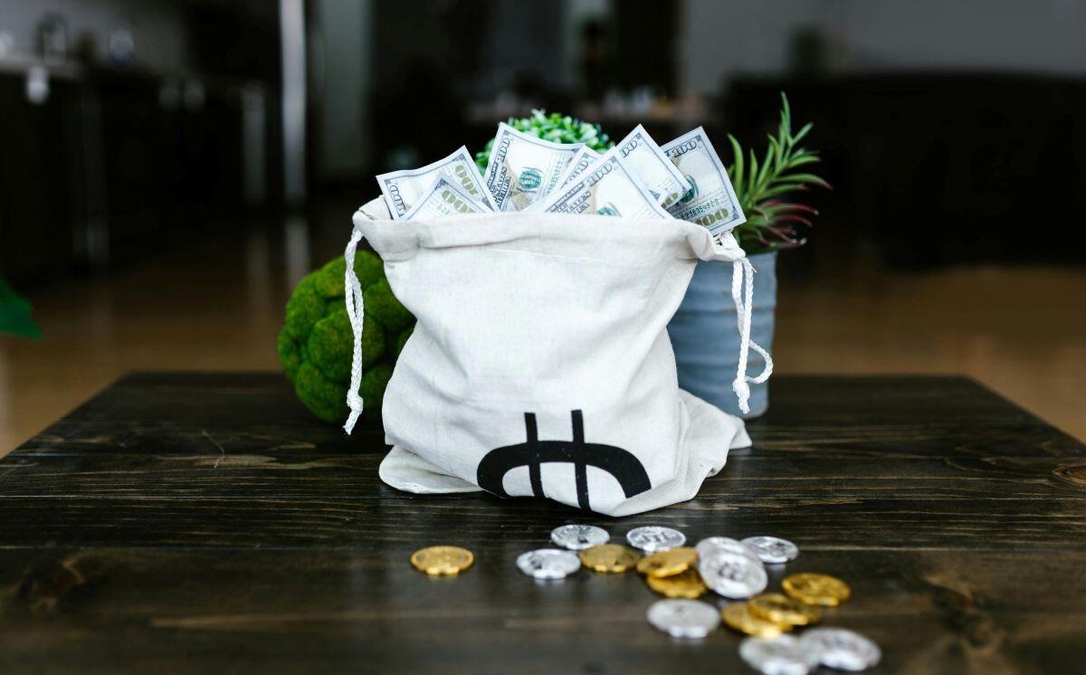 Топ-10 богатых людей планеты в 2026 году: на чем они заработали состояние?