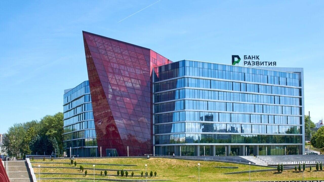 Банк развития ищет работников. Кому обещают до 3900 рублей?