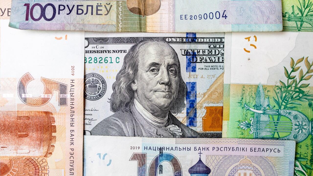 Вклады: пока проценты в рублях падают, долларовые ставки ушли в рост