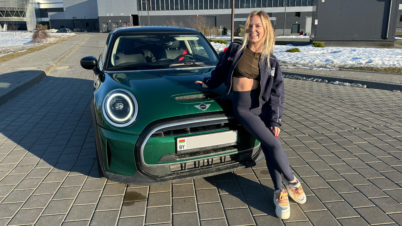 ​«Она маленькая и яркая – прям как я»: мнение владелицы электрического MINI Cooper SE