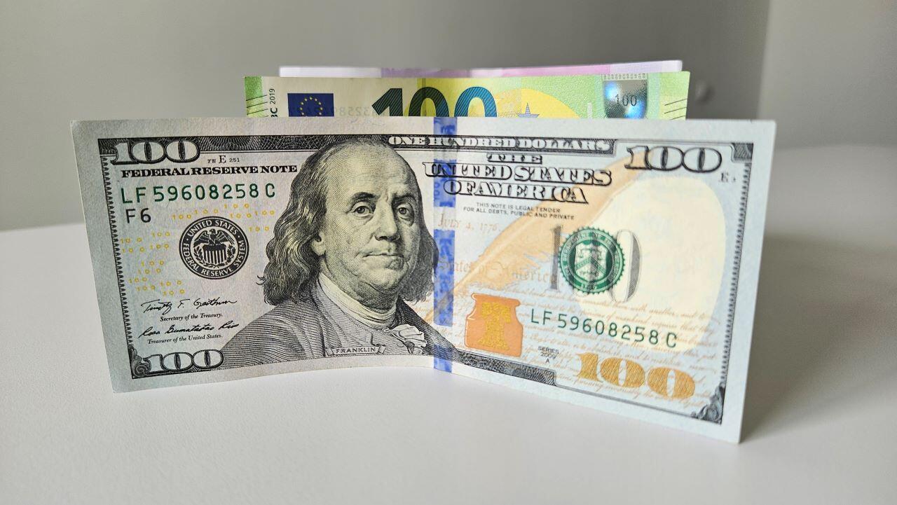 Экстренное совещание по доллару и волатильность цены на нефть: итоги рынка валют