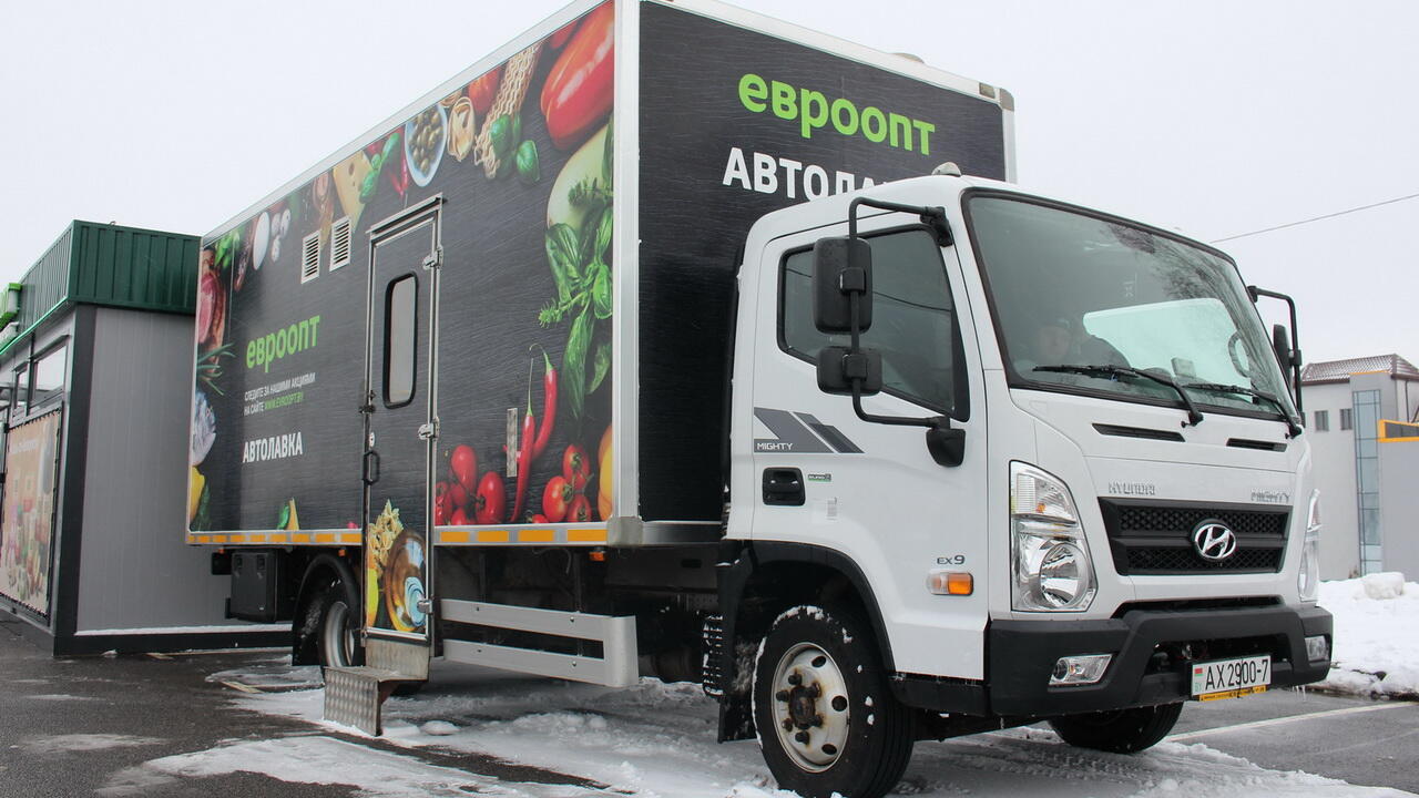 Шопинг по-деревенски: испытали новую автолавку и торговый павильон для сельчан