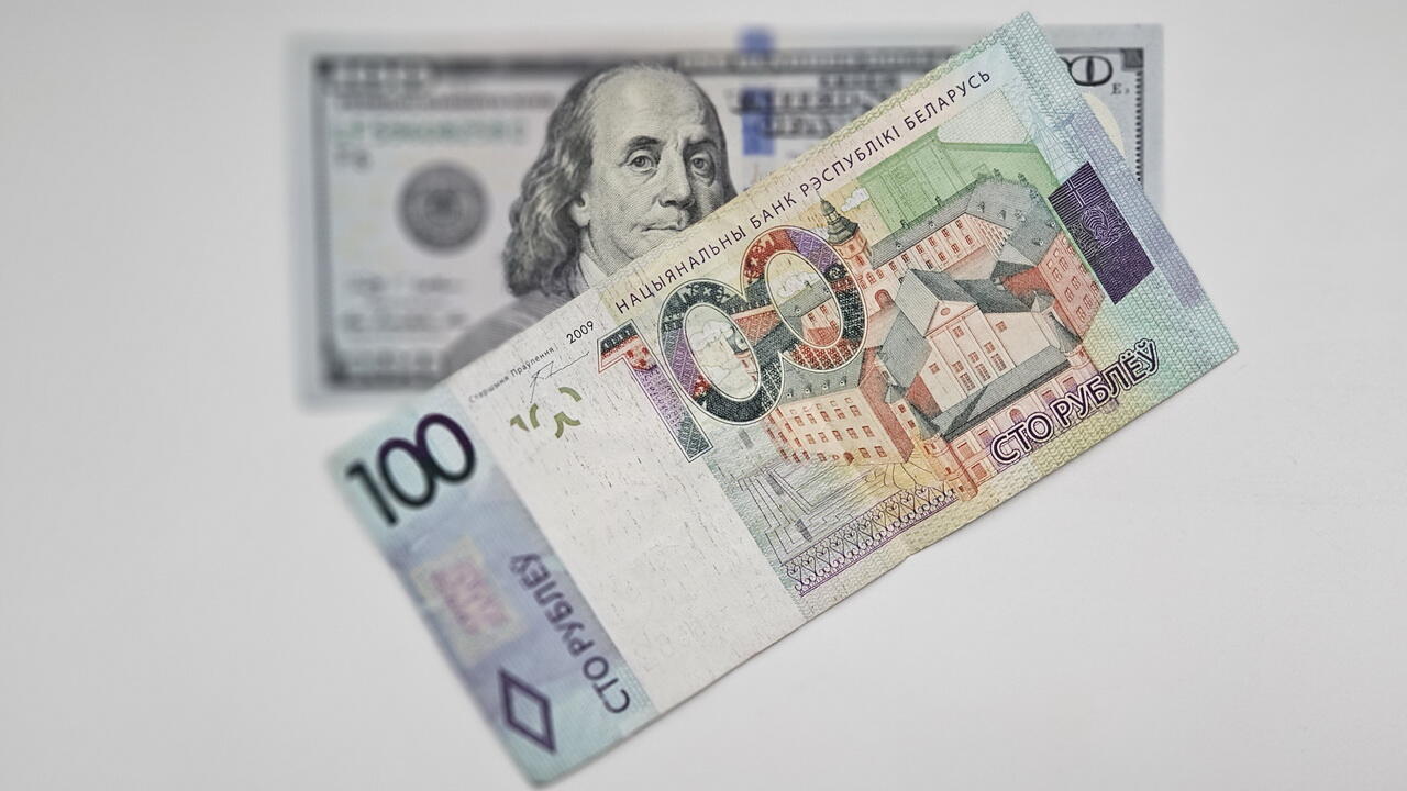 Самое масштабное снижение доллара за последний месяц: кто давит на курс? Итоги рынка валют