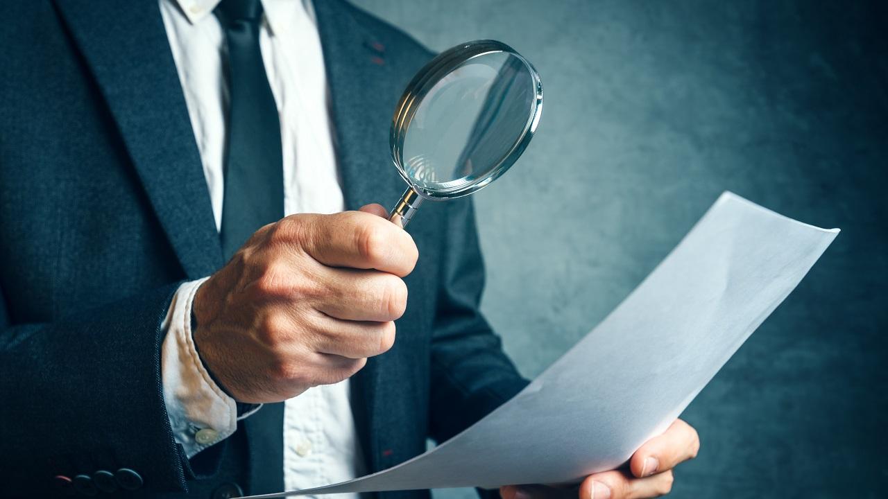 Человек с документами. Аудитор профессия. Аудитор. Человек с лупой. Инвестиционный менеджер.