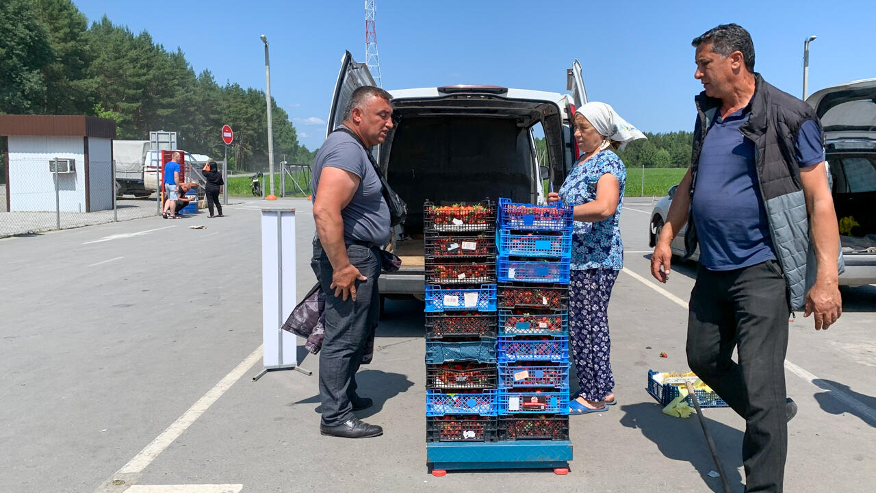 Репортаж с клубничного рынка в деревне Дворец Лунинецкого района
