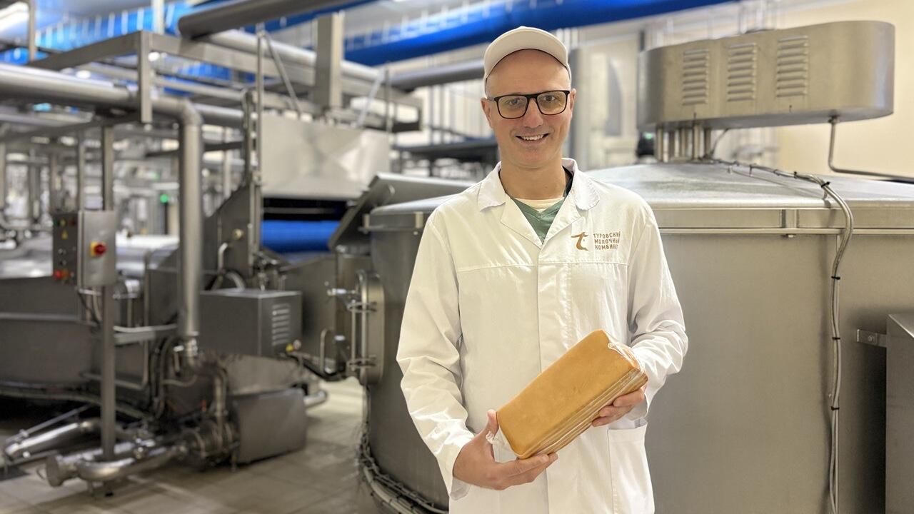 Аромат дыма и тягучесть сыра: копченая моцарелла Туровского молочного комбината теперь в слайсах