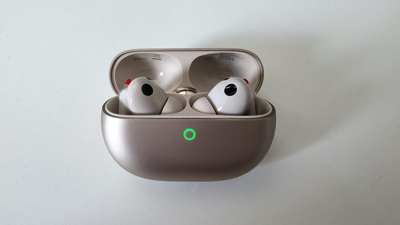 Слышать музыку, как в консерватории и говорить в метро без шумов: что умеют новые наушники Huawei FreeBuds Pro 5