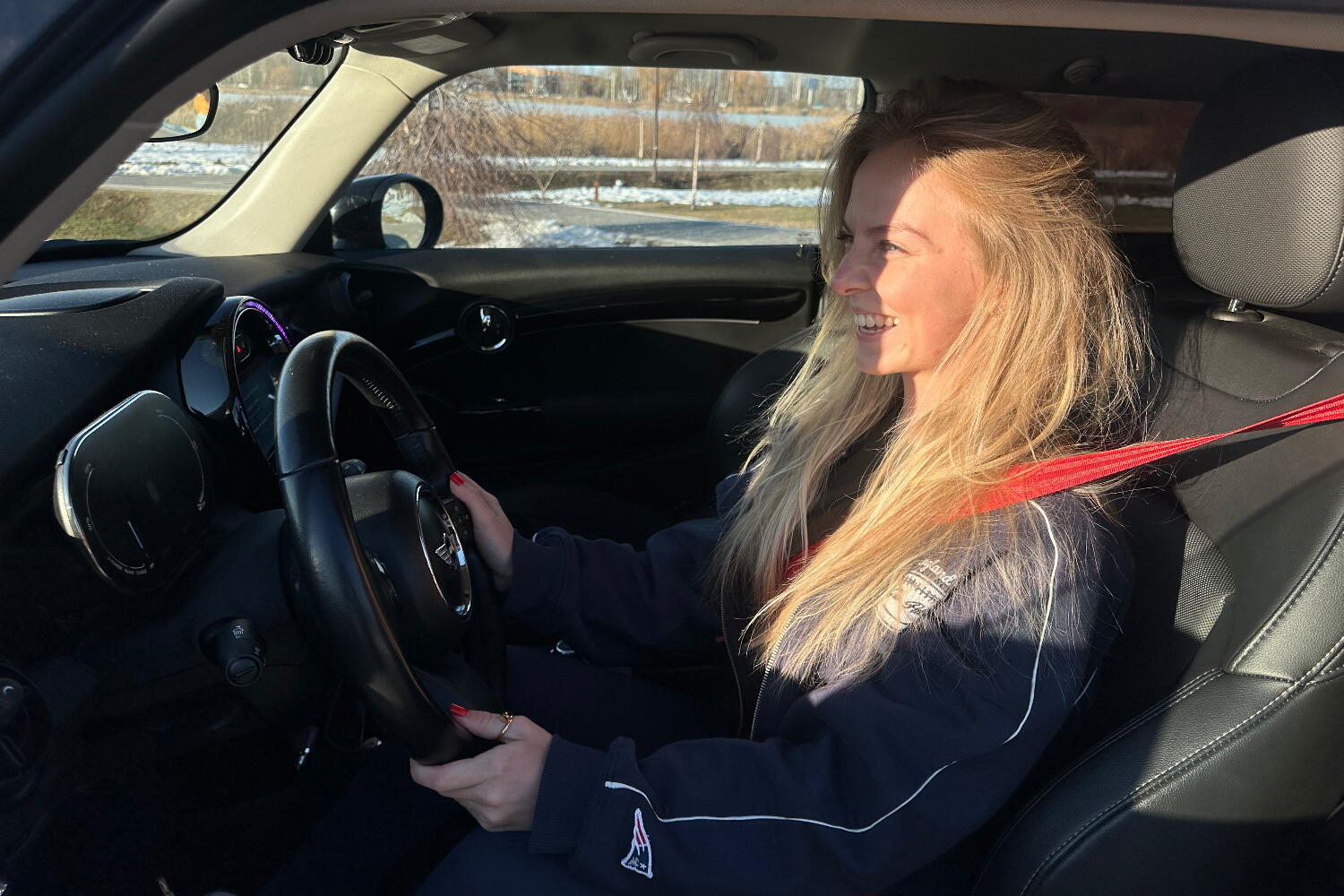 владелица MINI Cooper SE