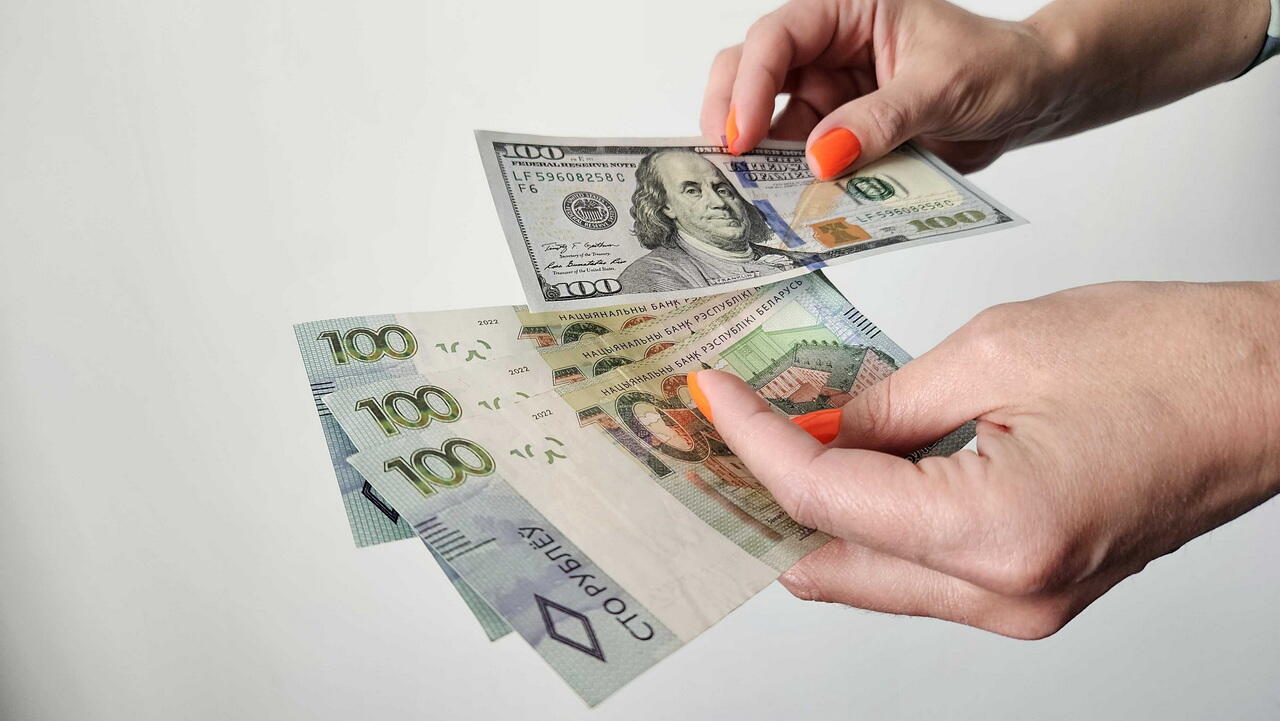 Почему доллар упорно дешевеет? Итоги рынка валют