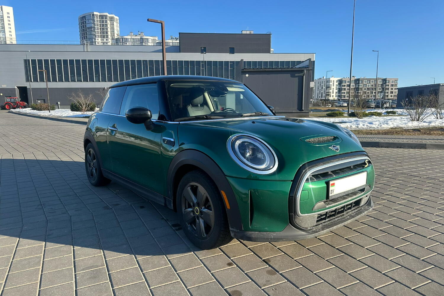 владелица MINI Cooper SE