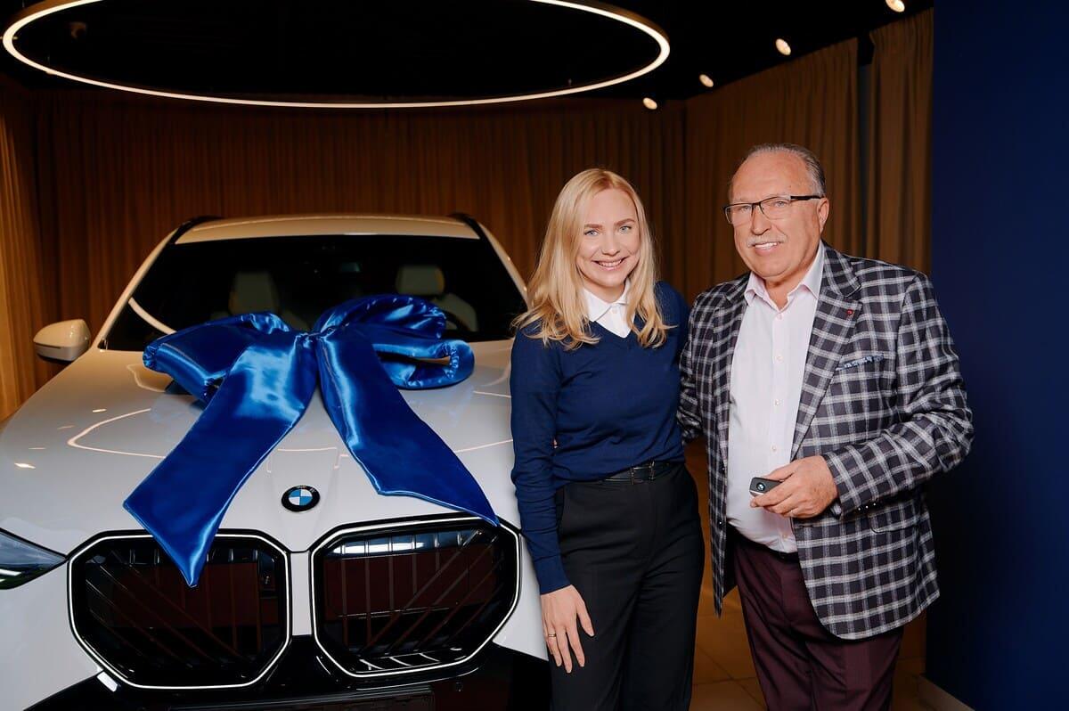 «Чудеса в моем возрасте тоже случаются». В Минске вручили ключи от BMW X3 тому самому гольфисту