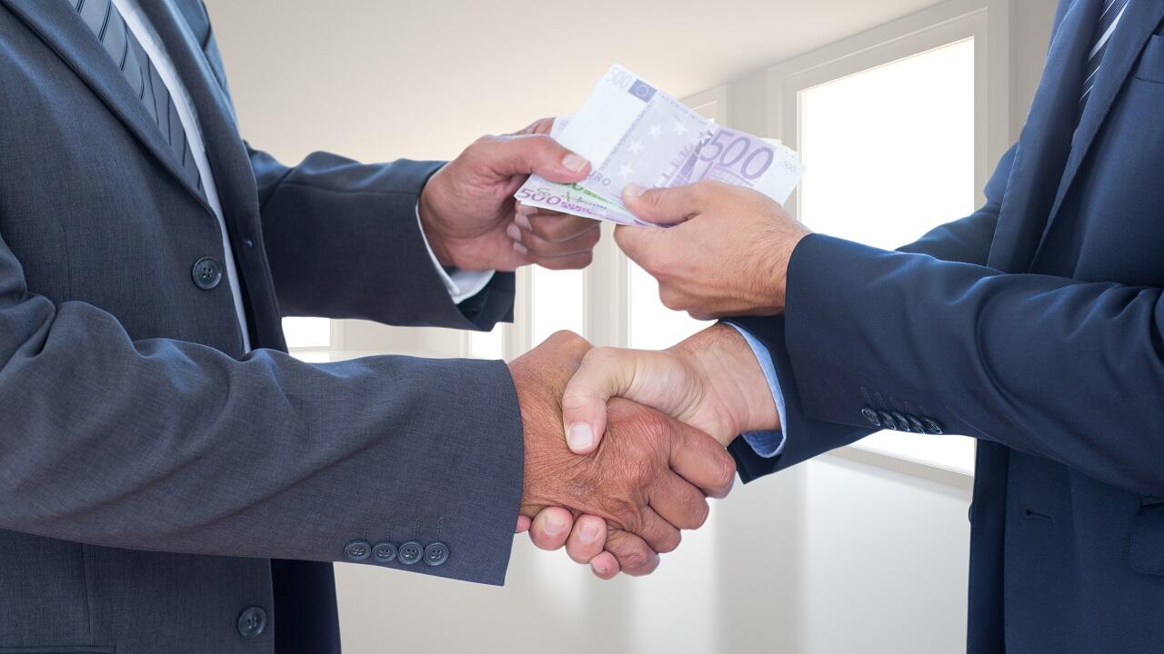 Главу крупного мясокомбината на Брестчине поймали на взятках. Сколько брал и за что