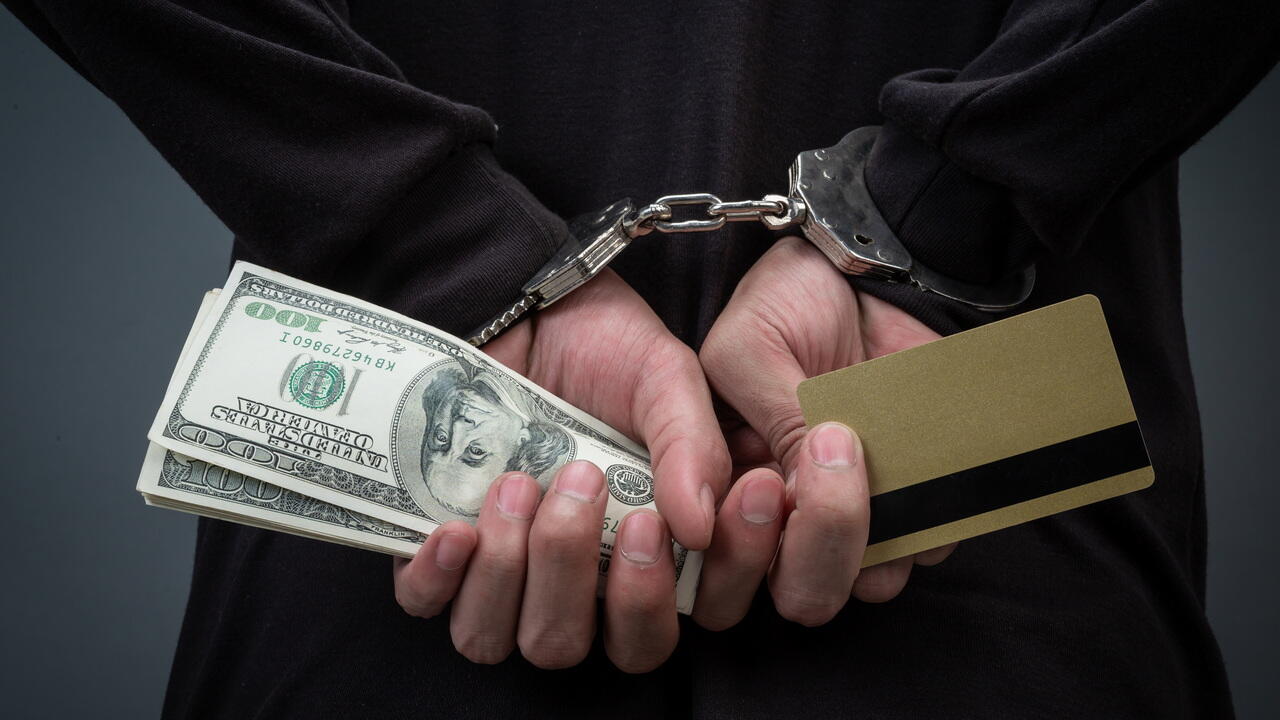 В Беларуси раскрыли крупную группу мошенников: изъяли 450 тыс рублей и $63 тыс