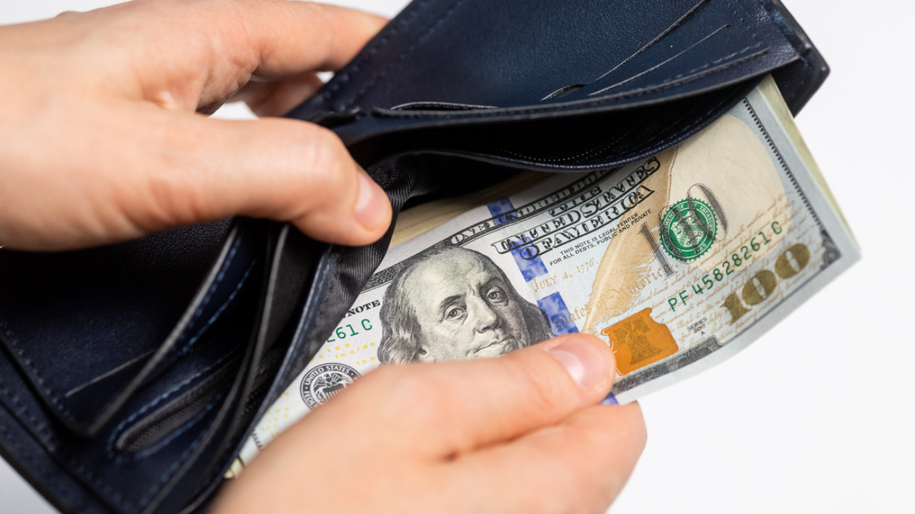 У белорусов заканчивается валюта для продажи? Как изменился валютный рынок в сентябре