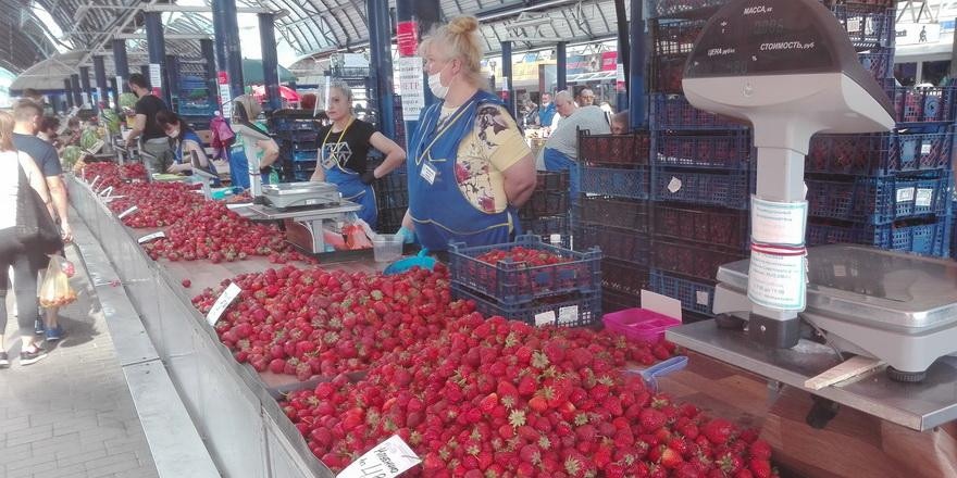 Черешня по 5,5, клубника за 4, молодая картошка по 2 рубля – смотрим цены на Комаровке