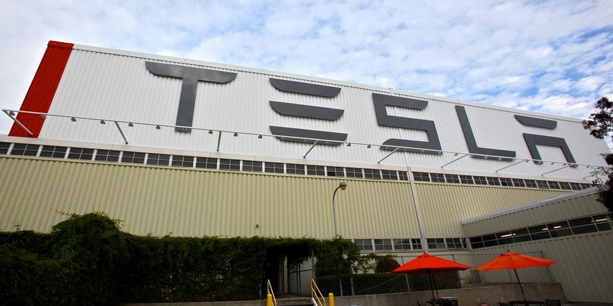 Пока Маск говорит о масштабных сокращениях, Tesla «дерется» за сотрудников в Европе