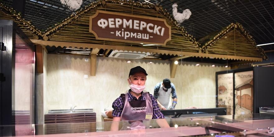 Фотофакт: белорусам показали, сколько стоят фермерские эко-колбаски и яблочный сок