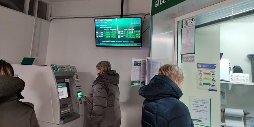 Снимали наличные, забирали валютные вклады: что было с депозитами белорусов в феврале