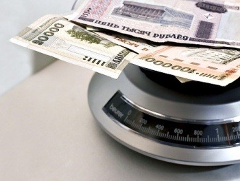 Белорусский рубль укрепляется к доллару и сдает позиции к евро