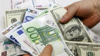 Сегодня национальная валюта укрепилась к доллару, ослабла к российскому рублю и евро