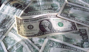Доллар дешевеет