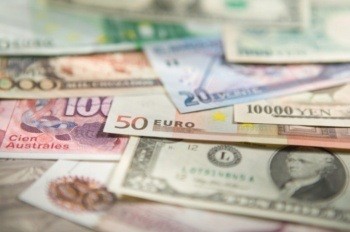 Доллар отступает, Евро и рубль растут