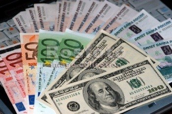 Курс доллара растет на валютных торгах среды