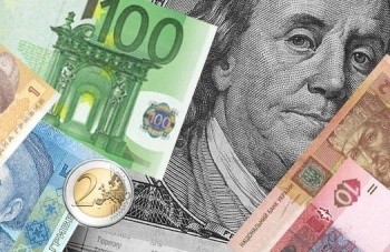 Доллар немного отступил от рекорда