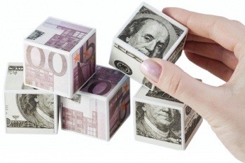 На валютных торгах пятницы курс доллара снизился