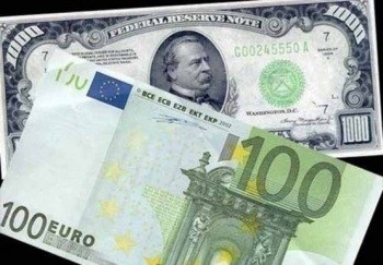 Курс доллара не изменился на валютных торгах понедельника