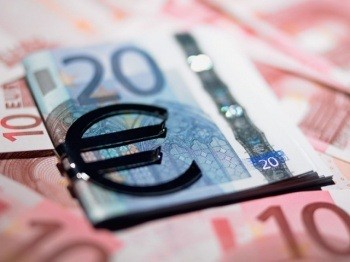 Курс евро продолжил снижение на валютных торгах пятницы