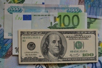 Курс доллара вырос на торгах в пятницу