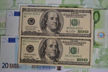 Курс доллара вырос на торгах в четверг