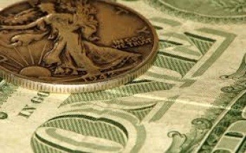 На торгах в пятницу доллар остался на уровне годового максимума