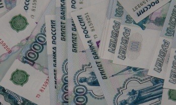 На торгах в понедельник курс российского рубля снизился 