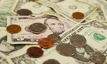 На торгах в пятницу курс доллара продолжил рост