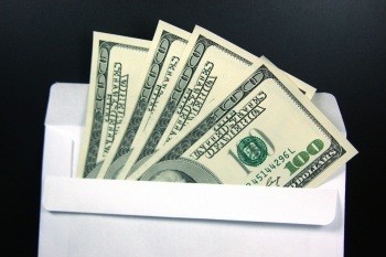 На торгах в понедельник курс доллара упал 