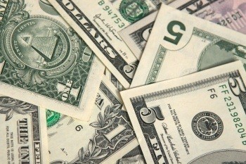 На торгах 8 августа курс доллара снизился 