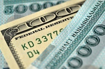 На торгах в четверг курс доллара и евро упали 